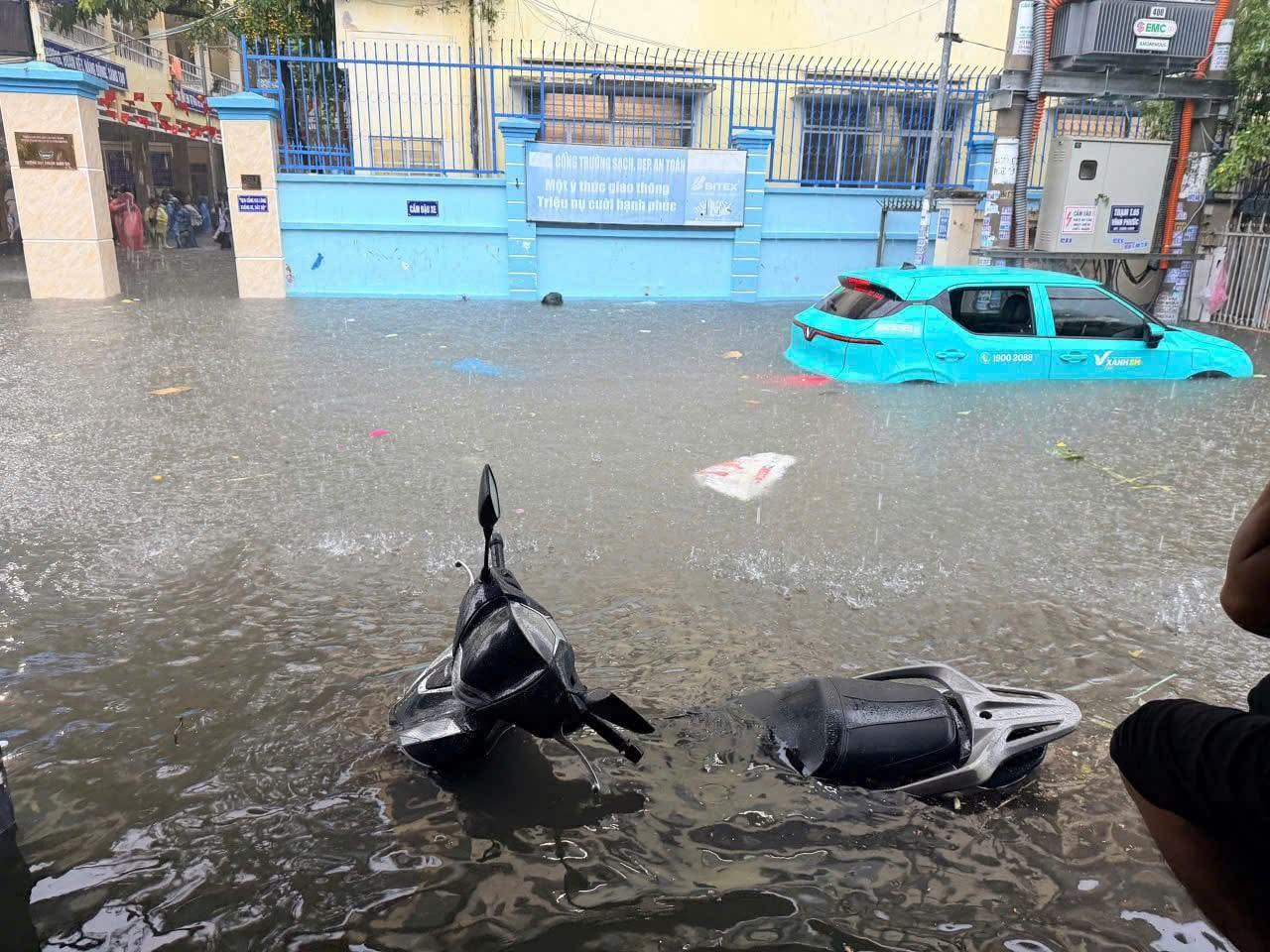 Xe Ngập - Máy Ướt - Nội Thất Bốc Mùi? Hoa Mai Auto Giảm Ngay 1 Triệu Đồng Mùa Mưa Ngập!