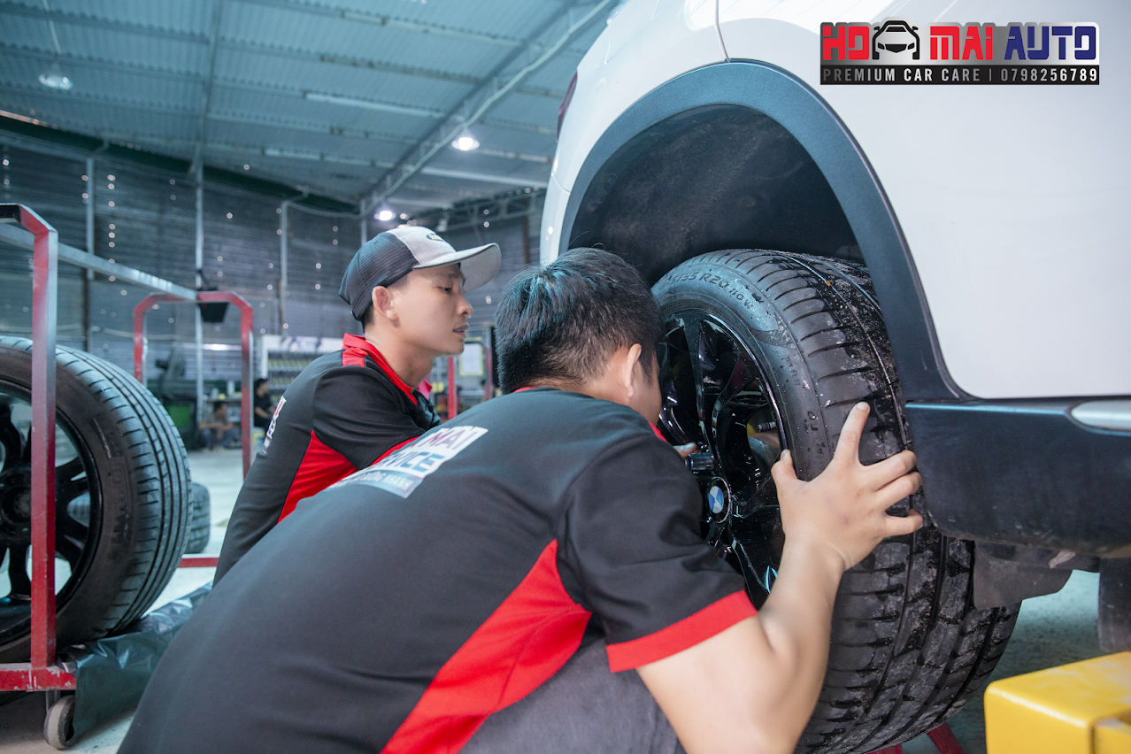 Xe Ô Tô Thủng Lốp Có Nên Đi Tiếp Không? Cách Xử Lý An Toàn Nhất Tài Xế Cần Biết