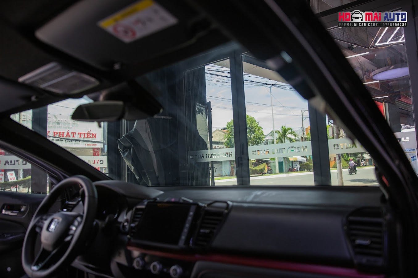 Kính lái ô tô bị mờ và trầy xước: Nguyên nhân và cách khắc phục triệt để