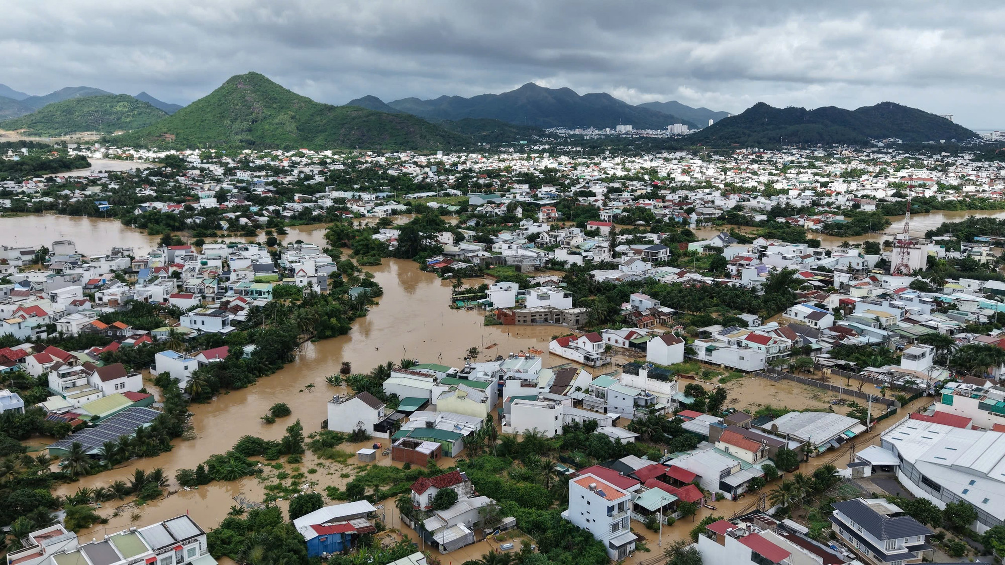 Mùa lũ đi qua, xế yêu “thấm đòn”: Hoa Mai Auto tung ưu đãi chăm xe sau ngập nước
